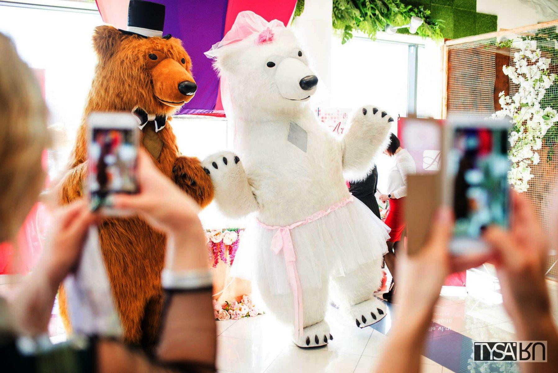 Заказать медведя поздравить. Белый медведь аниматор. Аниматор в костюме медведя. Белый мишка аниматор. Аниматор медведь на день рождения.
